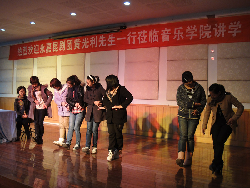 林媚媚指导学生实践活动