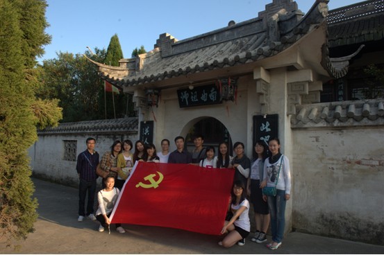 高则诚，元末明初戏曲作家。名明，号菜根道人，浙江瑞安人。其取蔡伯喈、赵五娘故事写成的南戏作品《琵琶记》，对后世产生了深远的影响。14世纪中叶，《琵琶记》被译为多国文字，在世界一些国家流传。